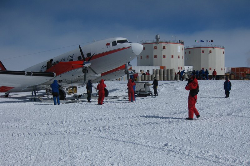 DC3 au départ, emportant dans son ventre les hivernants 2008 DC3 au départ, emportant dans son ventre les hivernants 2008