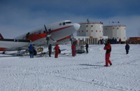 DC3 au départ, emportant dans son ventre les hivernants 2008