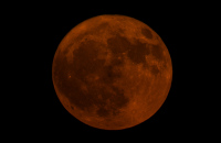 Lune rousse à 3,6° de l'horizon
