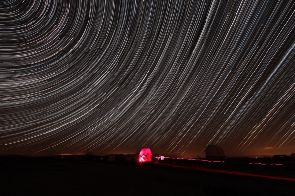 Filé d'étoiles sur l'observatoire Sirene