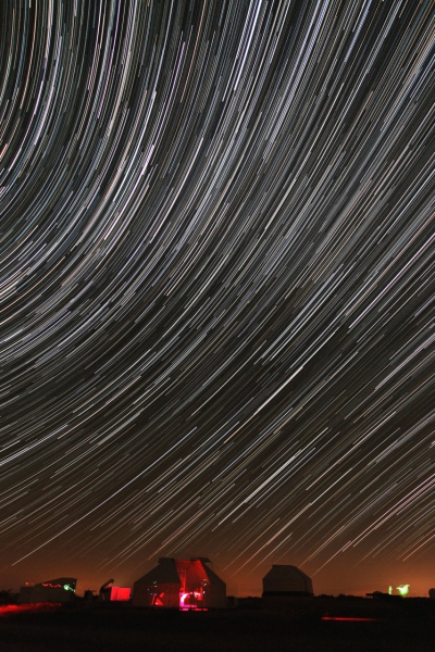 Filé d'étoiles sur l'observatoire Sirene